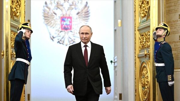 Putin Praises Russia’s Negotiators Amid Ongoing Ukraine Talks