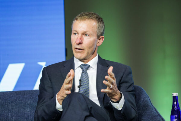 United Airlines CEO Condemns Government Shutdown Amid Economic Concerns