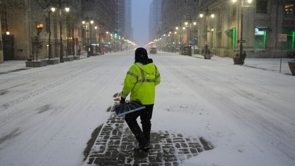 U.S. Winter Storm Hits Record Highs: Over 730,000 Without Power, 10,000 Flights Cancelled
