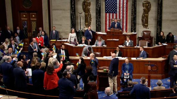 U.S. House Passes Ukraine Aid Bill by 226-195 Vote, White House Warns of Veto