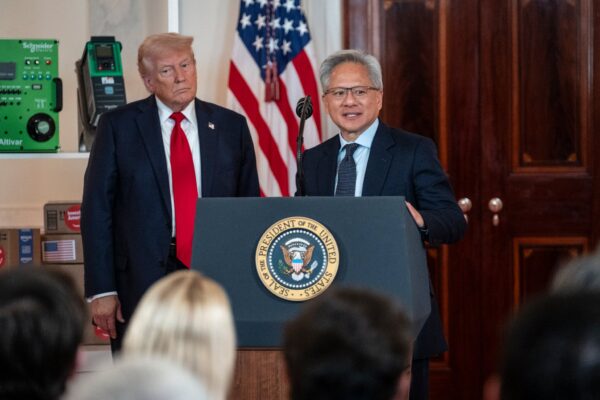 Trump Calls Nvidia CEO Live on Stage: “AI Doomsday Is a Hoax”